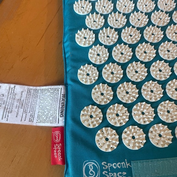 Spoon Space Acupressure teal Mat with Cream Spikes
14X16 1/2” good condition - Picture 4 of 8
